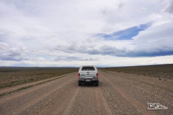 A Fiona enfrenta mais uma estrada de rípio no nossa caminho para El Chaltén, na patagônia argentina